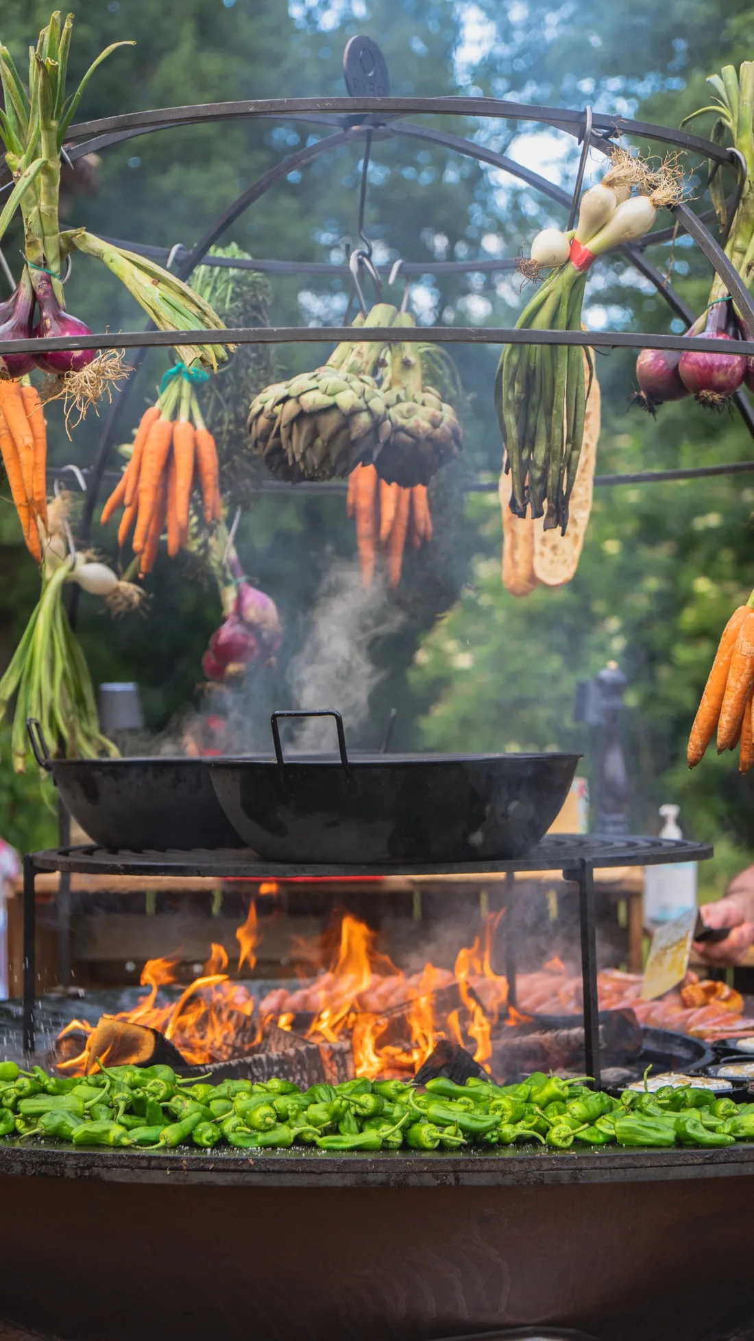 Feu, légumes et piments sur le braséro