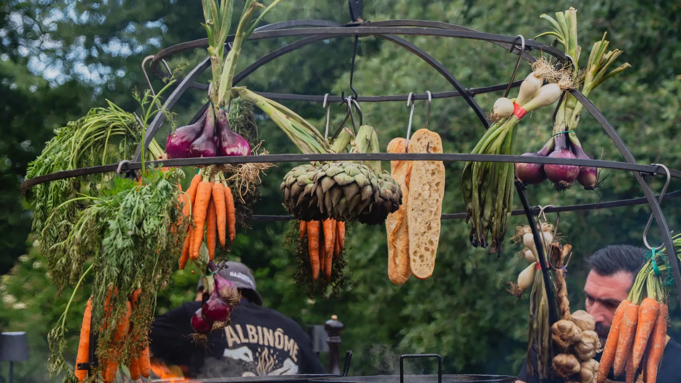 Légumes suspendus au-dessus du braséro ALBINÔME