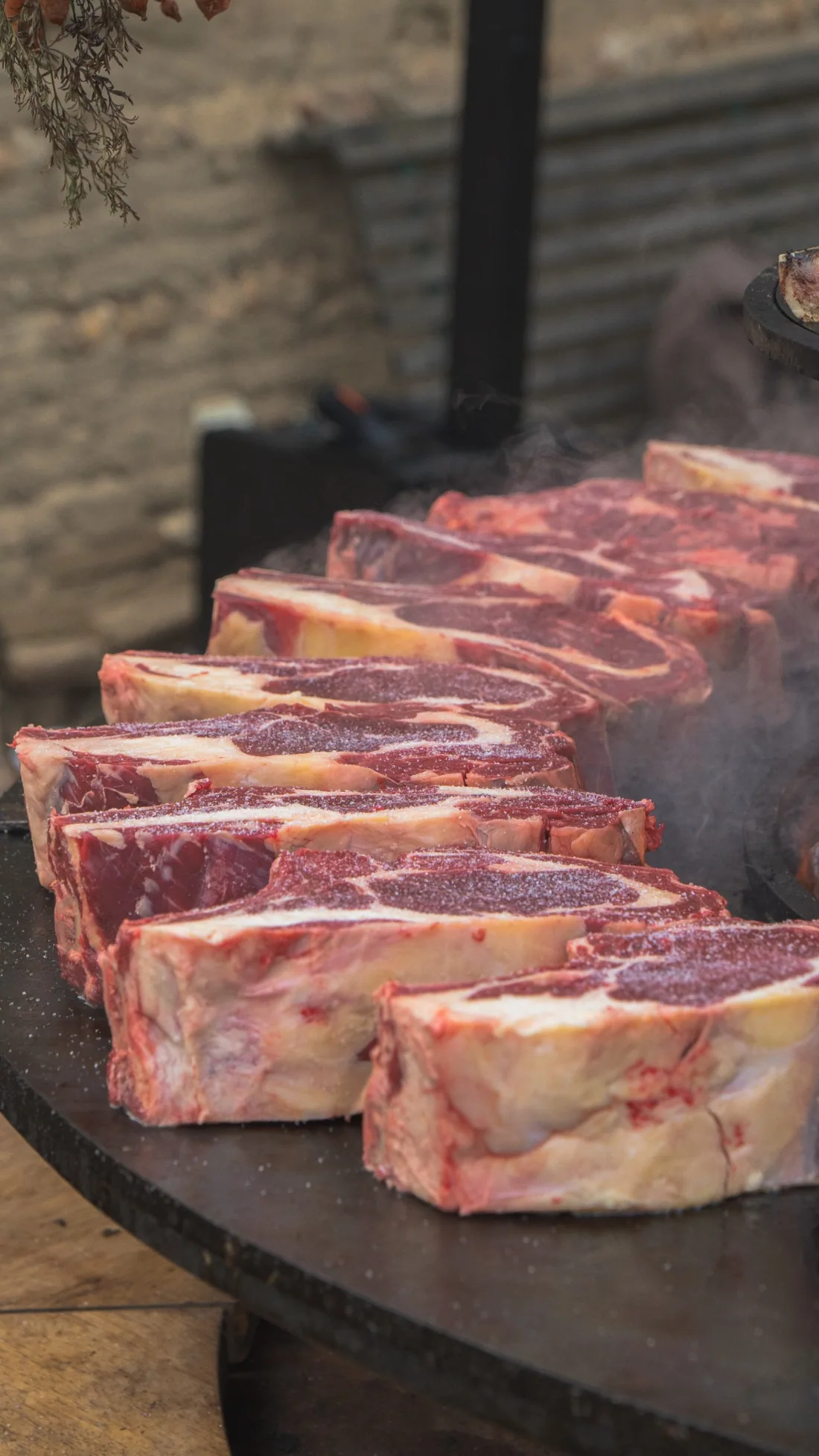 Pièces de viande préparées pour la cuisson au braséro