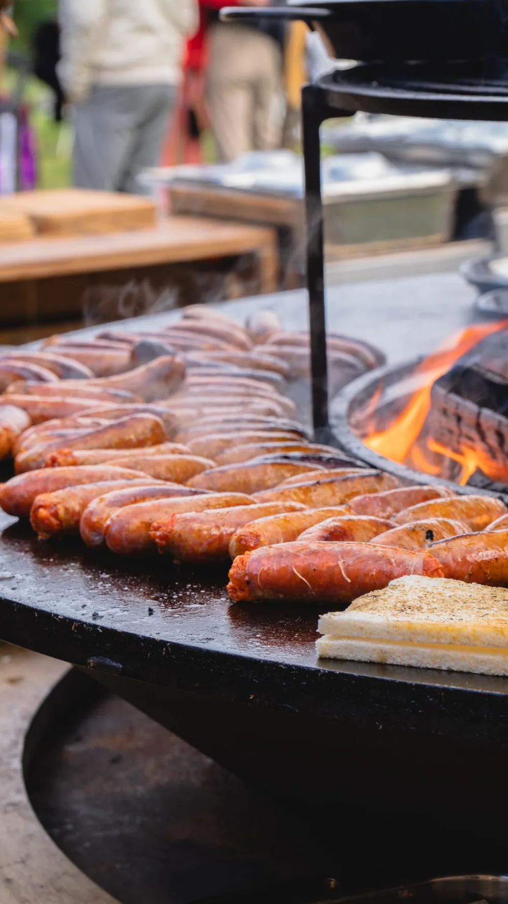 Saucisses en cuisson sur le braséro