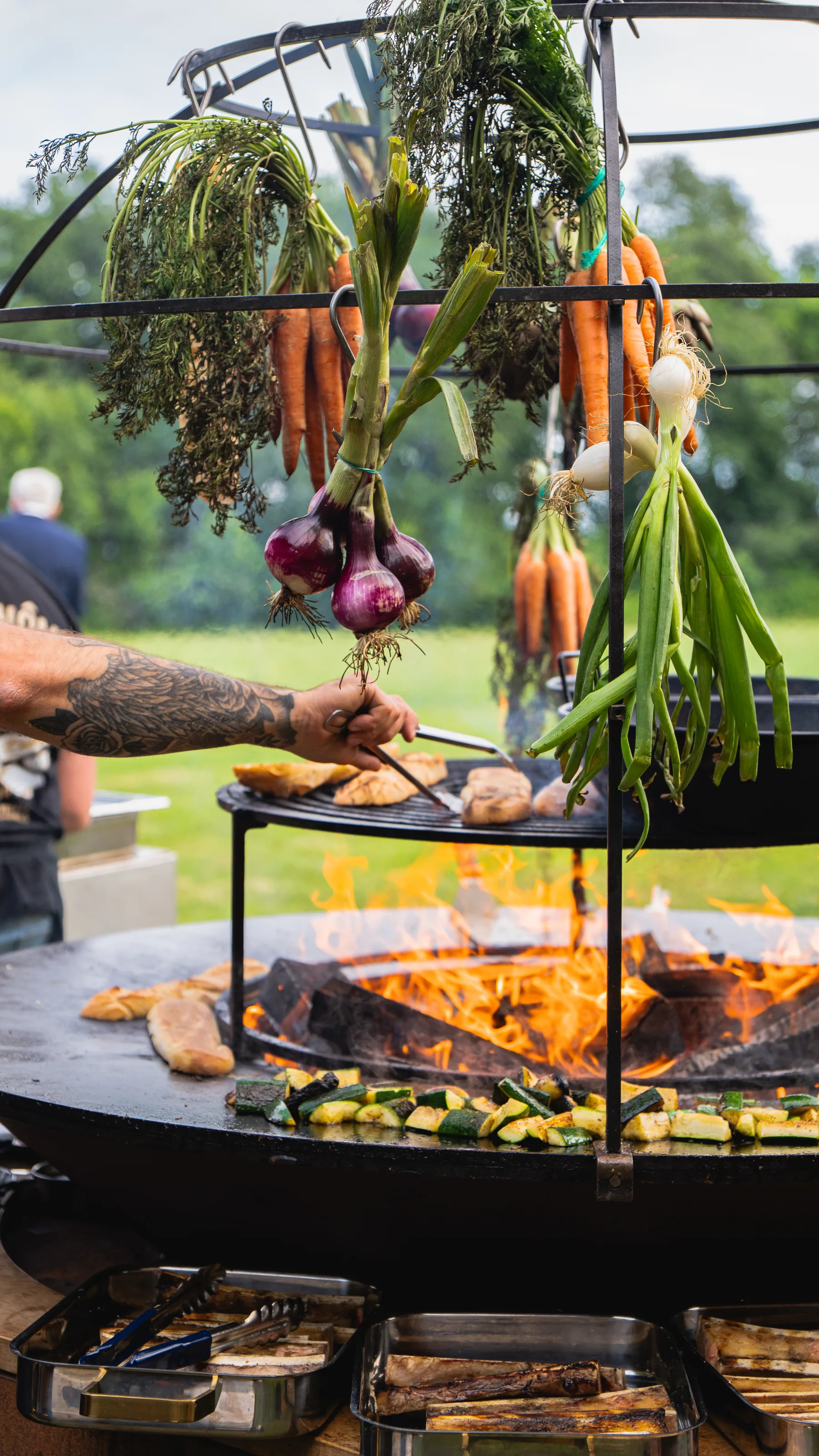 Cuisine au braséro avec légumes frais et cuisson à la flamme