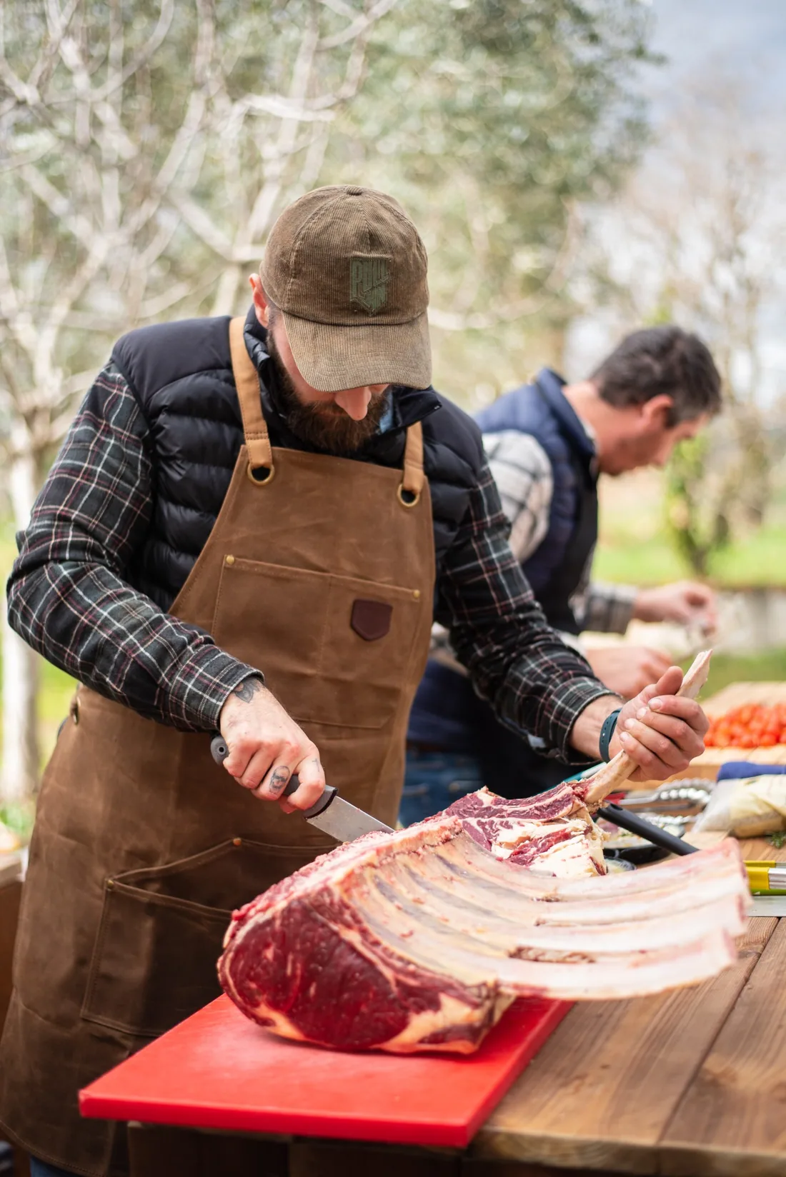Découpe d’un tomahawk après cuisson au braséro