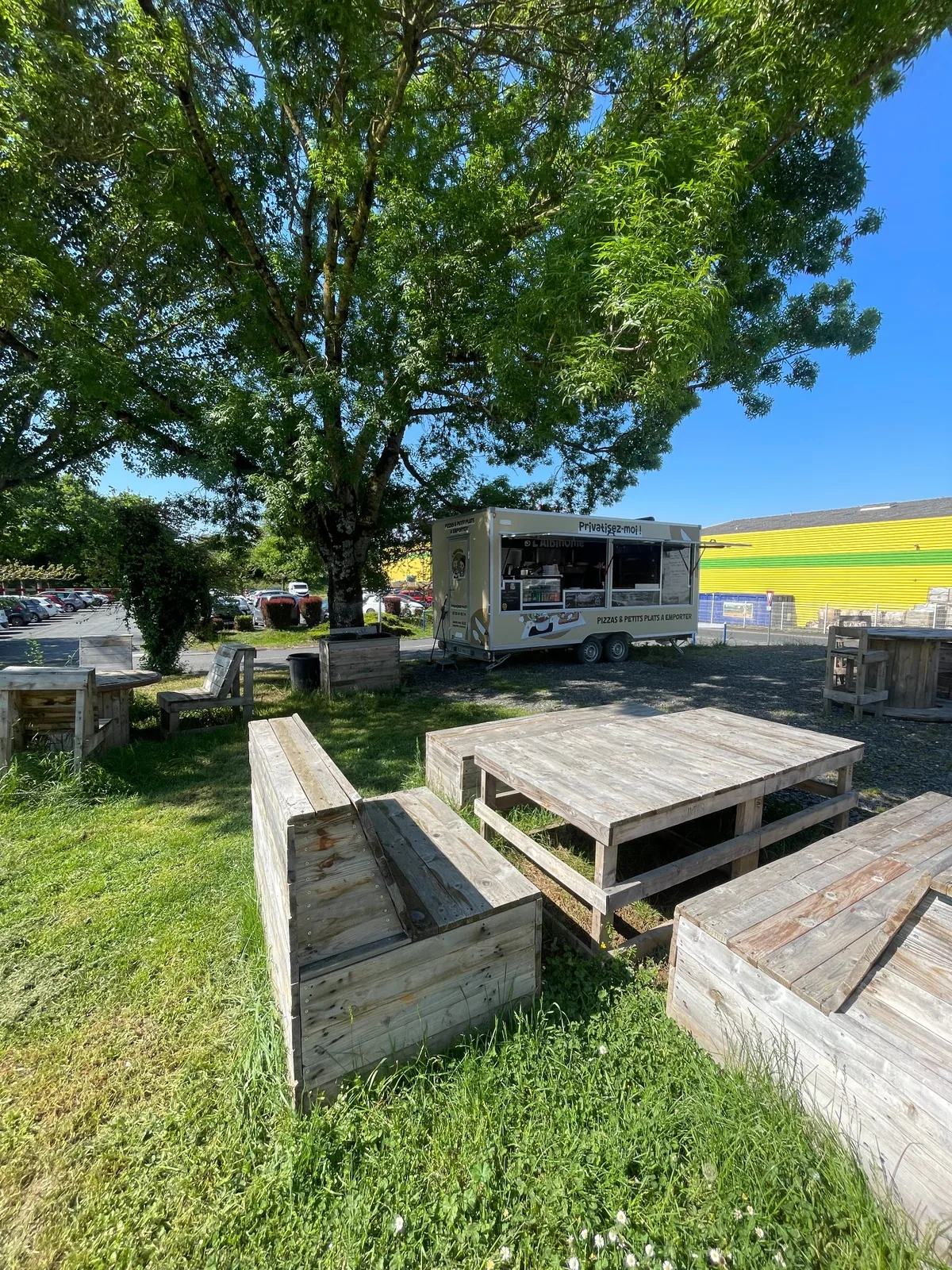 Terrasse et tables du foodtruck ALBINÔME à Albi
