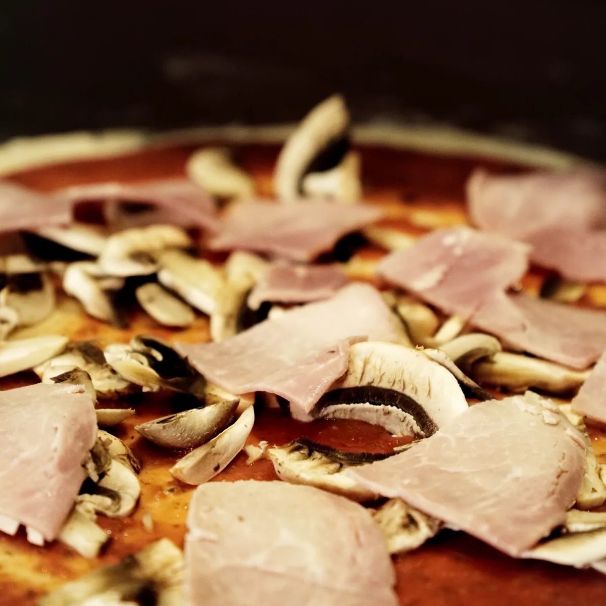 Préparation d’une pizza au foodtruck ALBINÔME
